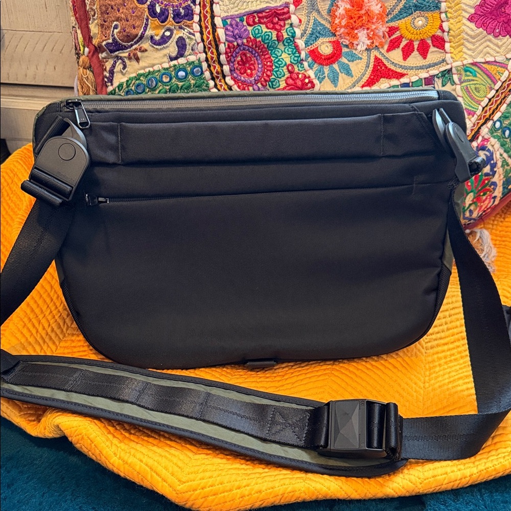 Alpaka Bravo Sling Max V2 Green and Black Unisex Sling Bag - Picture 8 of 16